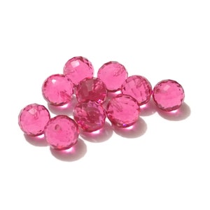 Peut inclure: Dix perles de verre facettées roses. Les perles sont rondes et ont une finition brillante.