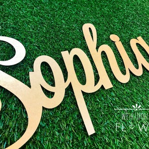 Placa de berçário de nome dourado de papel de 24", placa de nome de berçário, decoração de berçário, decoração de parede com nome, decoração de parede com flores de papel, placa de nome, placa de nome personalizada