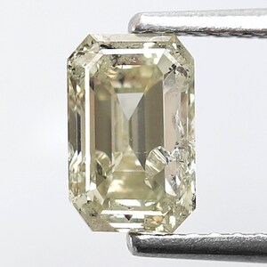Può includere: Un diamante di colore verde chiaro taglio smeraldo.