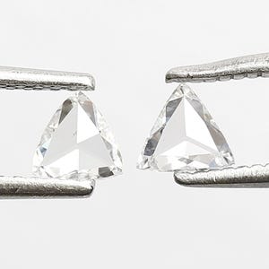 Para naturalnych diamentów o szlifie trójkątnym i masie 0,40 ct, luzem pasujące kamienie do kolczyków