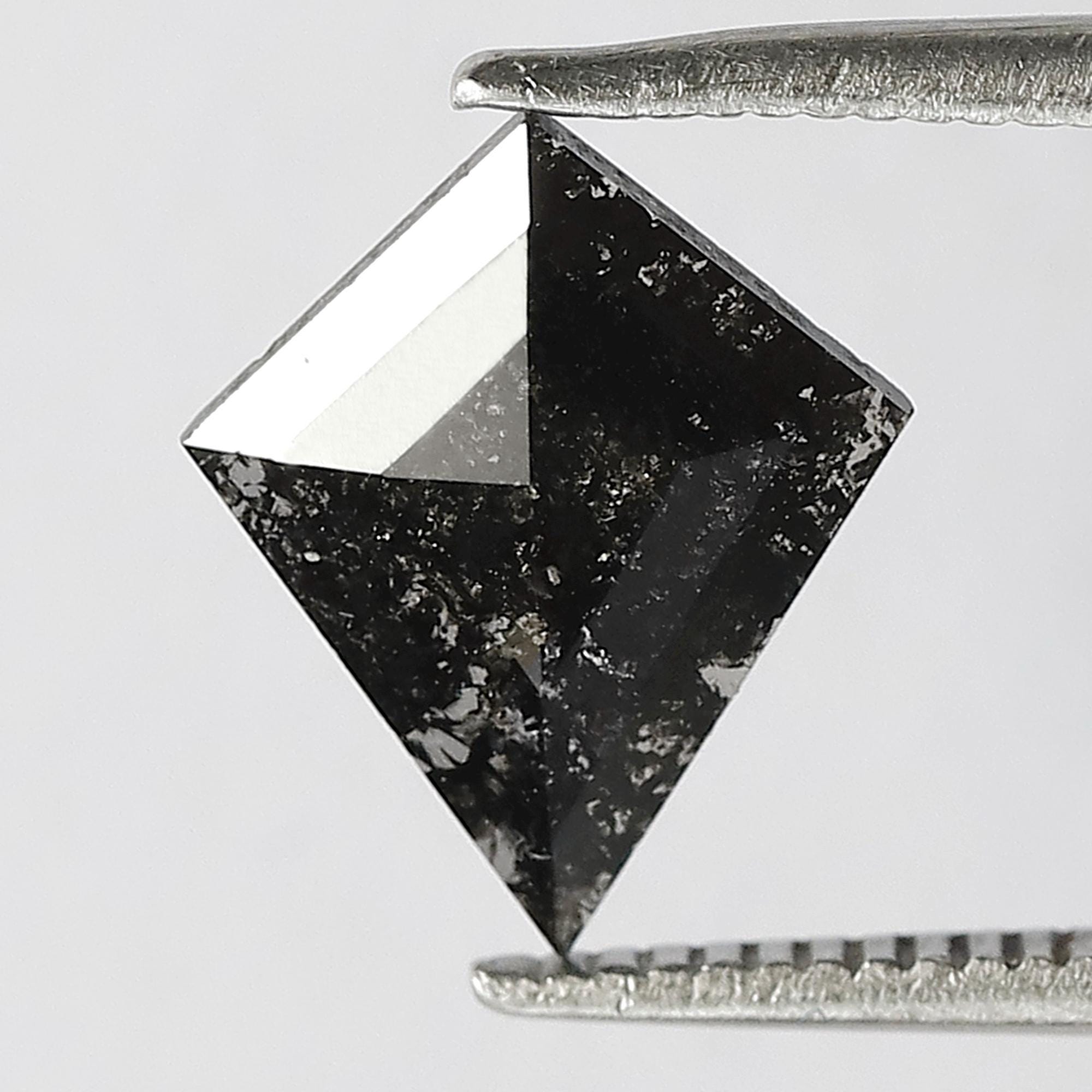0.69 CT カイト ソルト＆ペッパー ダイヤモンド：グレーブラック