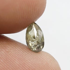 Diamante rústico en forma de pera de 0,48 quilates y 7 mm, diamante verde natural suelto para anillo de pedida de mano y joyería personalizada. imagen 2