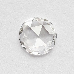 K&ouml;nnte beinhalten: Ein klarer, runder, facettierter Diamant-Edelstein mit Brillantschliff.