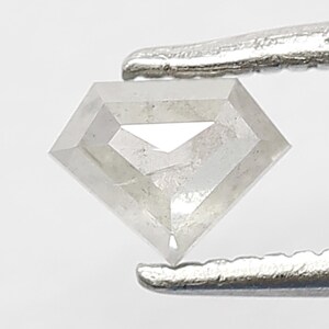 Diamante de sal y pimienta pentagonal de 0,38 quilates: diamante blanco lechoso de origen ético