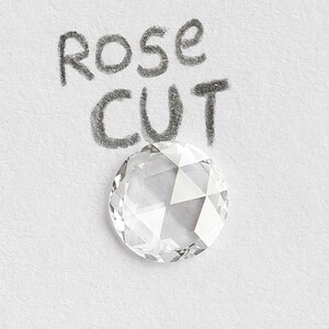 K&ouml;nnte beinhalten: Ein klarer, runder, rosenschliff-Diamant auf wei&szlig;em Hintergrund. Der Text "Rose Cut" ist in schwarzer Tinte &uuml;ber dem Diamanten geschrieben.