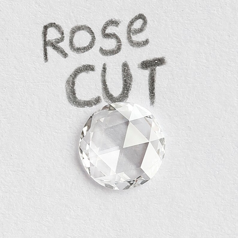 K&ouml;nnte beinhalten: Ein klarer, runder, rosenschliff-Diamant auf wei&szlig;em Hintergrund. Der Text "Rose Cut" ist in schwarzer Tinte &uuml;ber dem Diamanten geschrieben.