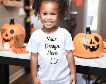 Mockup di bambina nera, mockup di maglietta di Halloween, mockup di modella nera bambina, mockup di Bella Canvas 3001T bianca, mockup di maglietta bianca autunnale per bambini