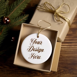 Maqueta de adorno navideño de cerámica blanca en blanco Maqueta de adorno navideño Maqueta de adorno rústico Maqueta de paquete de adornos navideños Maquetas de árbol de caja Canva