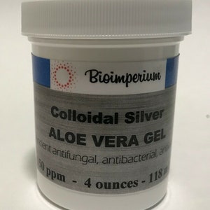 Könnte beinhalten: Ein weißes Plastikgefäß mit einem blauen und roten Etikett. Das Etikett lautet "Bioimperium Kolloidales Silber ALOE VERA GEL 150 ppm - 4 ounces - 118 ml".