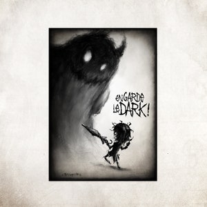Könnte beinhalten: Schwarz-weiß-Illustration einer kleinen Figur, die einen Regenschirm hält und einer großen, schattenhaften Figur gegenübersteht, mit dem Text "en garde le DARK!"
