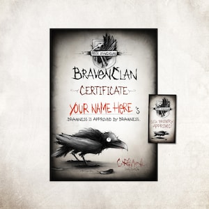 Könnte beinhalten: Ein schwarz-weißes druckbares Zertifikat mit einer Rabenillustration und dem Text "BRAVENCLAN CERTIFICATE YOUR NAME HERE'S BRAVENESS IS APPROVED BY BRAVENESS." Das Zertifikat trägt eine rote Unterschrift und einen kleinen schwarz-weißen Aufkleber mit dem Text "SICK BRAVORY APPROVED!"