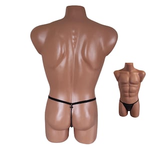 Może przedstawiać: Czarne, siateczkowe majtki z detalem w postaci koralikowej łańcuszka. Bielizna jest pokazana na manekinie.