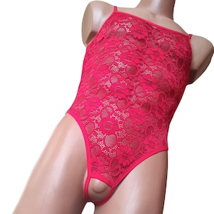 Könnte beinhalten: Ein leuchtend roter Spitzenbody mit floralem Muster. Die Dessous haben dünne Träger und einen hoch geschnittenen Stil. Das Kleidungsstück wird auf einer Schaufensterpuppe gezeigt.