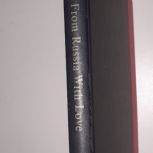 Från Ryssland, med kärlek 1957 Ian Fleming Publicerad av The Macmillan Company, New York, NY