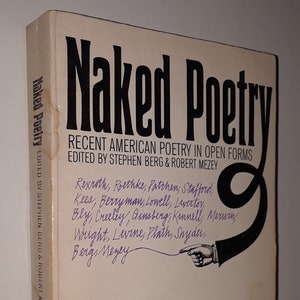 Puede incluir: Un libro titulado "Naked Poetry: Recent American Poetry in Open Forms" editado por Stephen Berg y Robert Mezey. La portada del libro presenta una ilustración en blanco y negro de una mano apuntando a una línea púrpura.