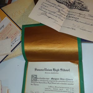 Estojo de recordações efêmeras de duas gerações, uma senhora e sua mãe na Califórnia, de 1920 a 1940, anuários, fotos, cartas, etc.