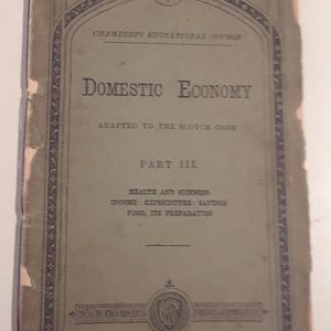 Könnte beinhalten: Ein alter grüner Buchumschlag mit dem Titel "Domestic Economy" und dem Text "Adapted to the Scotch Code" und "Part III". Der Buchumschlag enthält auch den Text "Health and Sickness", "Income: Expenditure - Savings" und "Food, Its Preparation".