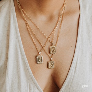 Collier initial personnalisé en or 18 carats, médaille initiale en or, lettre, collier, alphabet carré, rectangle, médaillon, cadeau d'anniversaire fait main
