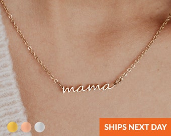 Puede incluir: Collar de oro con un colgante de 'mama' en escritura cursiva. El collar está puesto en el cuello de una modelo.