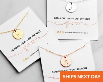 Peut inclure: Trois colliers avec des pendentifs ronds, chacun avec une seule initiale. Les pendentifs sont en or, argent et or rose. Chaque collier est présenté sur une carte blanche avec le texte "I COULDN'T SAY 'I DO' WITHOUT you" et le nom de la boutique Etsy du vendeur.