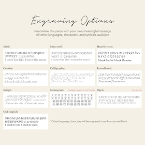 K&ouml;nnte beinhalten: Eine Tabelle mit verschiedenen Schriftarten f&uuml;r Gravuroptionen. Die Optionen umfassen Serif, Sans-serif, Kursiv, Schreibschrift, Alt-Englisch, Kalligraphie, Handschrift, Rundschrift, Monogramm und Offen. Die Tabelle enth&auml;lt auch den Text "ABCDEFGHIJKLMNOPQRSTUVWXYZ 0123456789 I loved her like I loved the moon" in jeder Schriftart.