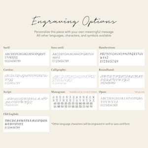 Puede incluir: Un gr&aacute;fico que muestra diferentes estilos de fuente para opciones de grabado. Los estilos de fuente incluyen serif, sans-serif, manuscrito, cursiva, caligraf&iacute;a, gui&oacute;n, redonda, monograma y abierta. El gr&aacute;fico tambi&eacute;n incluye los n&uacute;meros 0123456789 para cada estilo de fuente.