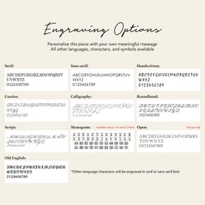 Op de afbeelding: Een grafiek met verschillende lettertypen voor graveeropties. De lettertypen omvatten serif, sans-serif, handschrift, cursief, kalligrafie, script, rondschrift, monogram en open. De grafiek bevat ook de nummers 0123456789 voor elk lettertype.