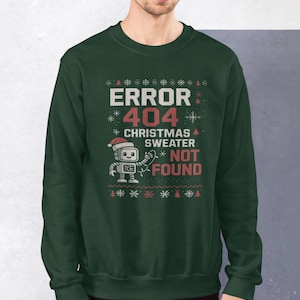 Könnte beinhalten: Dunkelgrünes Sweatshirt mit dem Text "ERROR 404 CHRISTMAS SWEATER NOT FOUND." Das Design umfasst einen Roboter mit Weihnachtsmütze, Schneeflocken und Weihnachtsbäumen. Ein festliches Kleidungsstück.