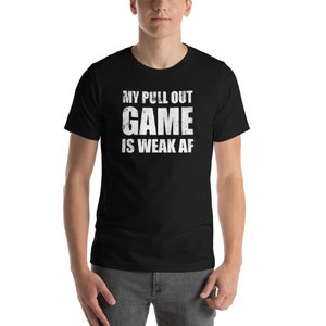 Könnte beinhalten: Schwarzes T-Shirt mit weißem Text, der "My pull out game is weak af." lautet.