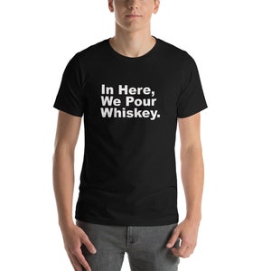 Puede incluir: Camiseta negra con texto blanco que dice "In Here, We Pour Whiskey."