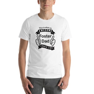 This is What an Awesome Foster Dad Looks Like / Gift for Foster Dad / Father&#39;s Day Shirt / Foster Dad T Shirt / Short-Sleeve Unisex T-Shirt
