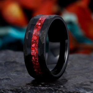 Gehamerde zwarte wolfraamring, robijnrode herentrouwring, herentrouwring, jubileumcadeauring, verlovingsring, beloftering, 8 mm bandring