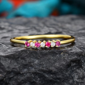 Delicata fede nuziale da donna con rubini e moissanite alternati, anello impilabile abbinato in oro giallo, anello di fidanzamento con rubino, regalo di anniversario per lei