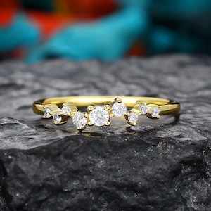 Anillo de boda único de oro amarillo con moissanita, anillo con banda de moissanita en racimo, anillo apilable a juego, anillo nupcial de moissanita, regalo de aniversario