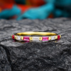 Fede nuziale vintage con rubini e moissanite a baguette alternati, anello impilabile abbinato in oro giallo, anello di promessa nuziale con rubino, gioielli personalizzati