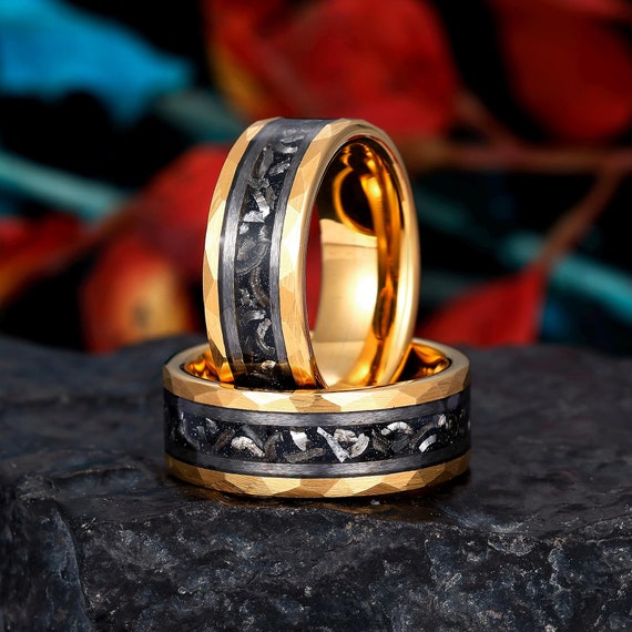 Alliance pour homme météorite, tungstène martelé en or jaune