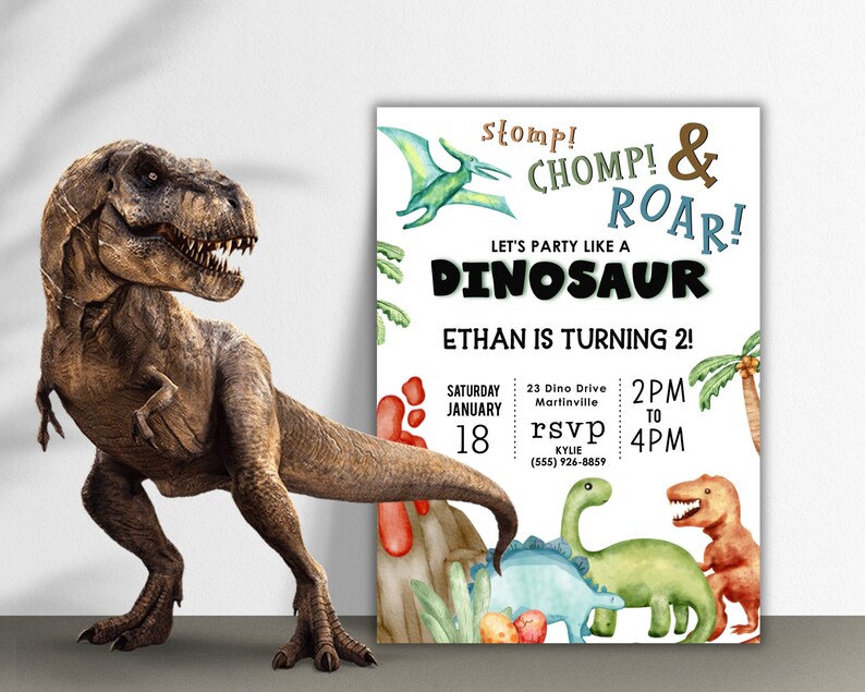 Puede incluir: Una invitaci&oacute;n a una fiesta de cumplea&ntilde;os con tem&aacute;tica de dinosaurios con una ilustraci&oacute;n de dinosaurio verde, azul y naranja. La invitaci&oacute;n dice "Stomp! Chomp! Roar! Let's party like a dinosaur. Ethan is turning 2!" con la fecha y hora de la fiesta.