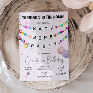 Może przedstawiać: Różowe zaproszenie na imprezę z bombami do kąpieli z napisem "TURNING 9 IS THE BOMB!" i "BATH BOMB PARTY". Zaproszenie zawiera szczegóły urodzin Charlotte, z datą, godziną i miejscem. Zaproszenie jest ozdobione kolorowymi koralikami i gwiazdkami.
