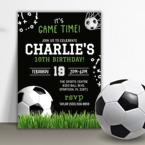 Puede incluir: Invitación de cumpleaños de fútbol negro y verde con texto blanco. Dice "¡Es hora de jugar!" y "¡Únete a nosotros para celebrar el décimo cumpleaños de Charlie!" La invitación incluye la fecha "febrero 19", la hora "2PM-6PM" y la ubicación "The Sports Centre 6353 Ball Blvd, Sportson, FL 32971". También incluye un número de teléfono RSVP: "(555) 556-8859".