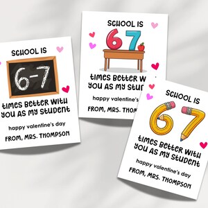 Peut inclure: Trois cartes de Saint-Valentin avec le texte "SCHOOL IS times Better With YOU AS MY STUDENT" et "happy valentine's day FROM, MRS. THOMPSON". Les cartes présentent un tableau noir, un bureau avec une pomme et des crayons avec les chiffres 6-7 et 67.