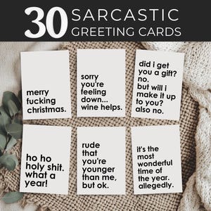 Peut inclure: Un ensemble de 30 cartes de vœux avec des messages de Noël sarcastiques. Les cartes sont blanches avec du texte noir. Certains des messages incluent "Joyeux putain de Noël", "Désolé que tu te sentes mal... le vin aide", "Ho ho merde sacrée. Quelle année !" et "C'est la période la plus merveilleuse de l'année. Alléguée."