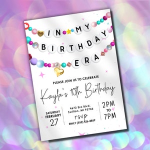 Puede incluir: Una invitación de cumpleaños blanca con un diseño de collar de cuentas rosa, azul y dorado. El texto dice "IN MY BIRTHDAY ERA" y "Kayla's 10th Birthday". La invitación incluye la fecha, la hora y la información de RSVP.