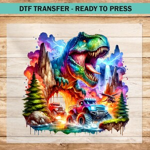 Może przedstawiać: Kolorowy projekt cyfrowy przedstawiający zielonego i fioletowego dinozaura z wielkimi ustami, stojącego na formacji skalnej. Dwa małe czerwone i niebieskie ciężarówki jadą przed dinozaurem. Tło to obraz w stylu akwareli z niebieskim niebem i zielonymi drzewami.