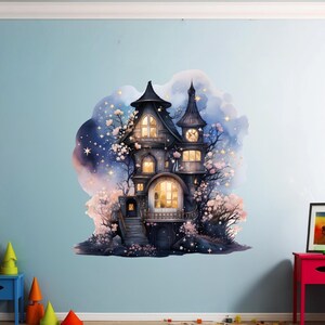 Puede incluir: Una ilustración caprichosa de una casa de cuento de hadas azul y gris con ventanas brillantes, rodeada de un cielo estrellado y flores rosas. La casa tiene un techo puntiagudo y una torre con un reloj.