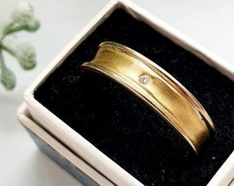 Vintage 18ct Gold, White Gold & Diamond Band Ring. Size M (EU 54) Free Resizing. Vintage Jewellery / Jewelery. Wedding Band