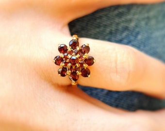 Vintage 9ct Gold & Garnet Flower Cluster Ring. Size K (EU 50) Hallmarked. Free Resizing. Vintage Jewellery / Jewelry.