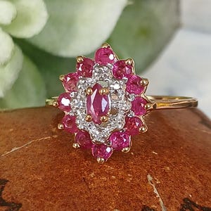 Anillo vintage de oro de 9 quilates con rubí y diamantes. Talla R (EU 59) con ajuste de talla. Con sello de 1990. Joyería vintage. Piedra natal de julio.