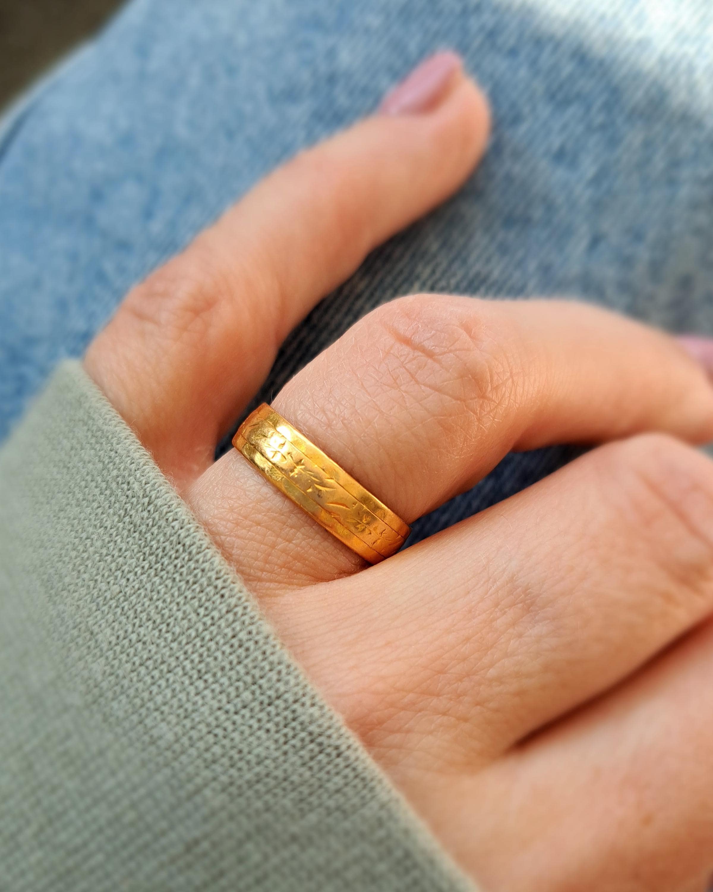 Vintage 22ct Gold Engraved Patterned 5mm Band Ring. Hallmarked