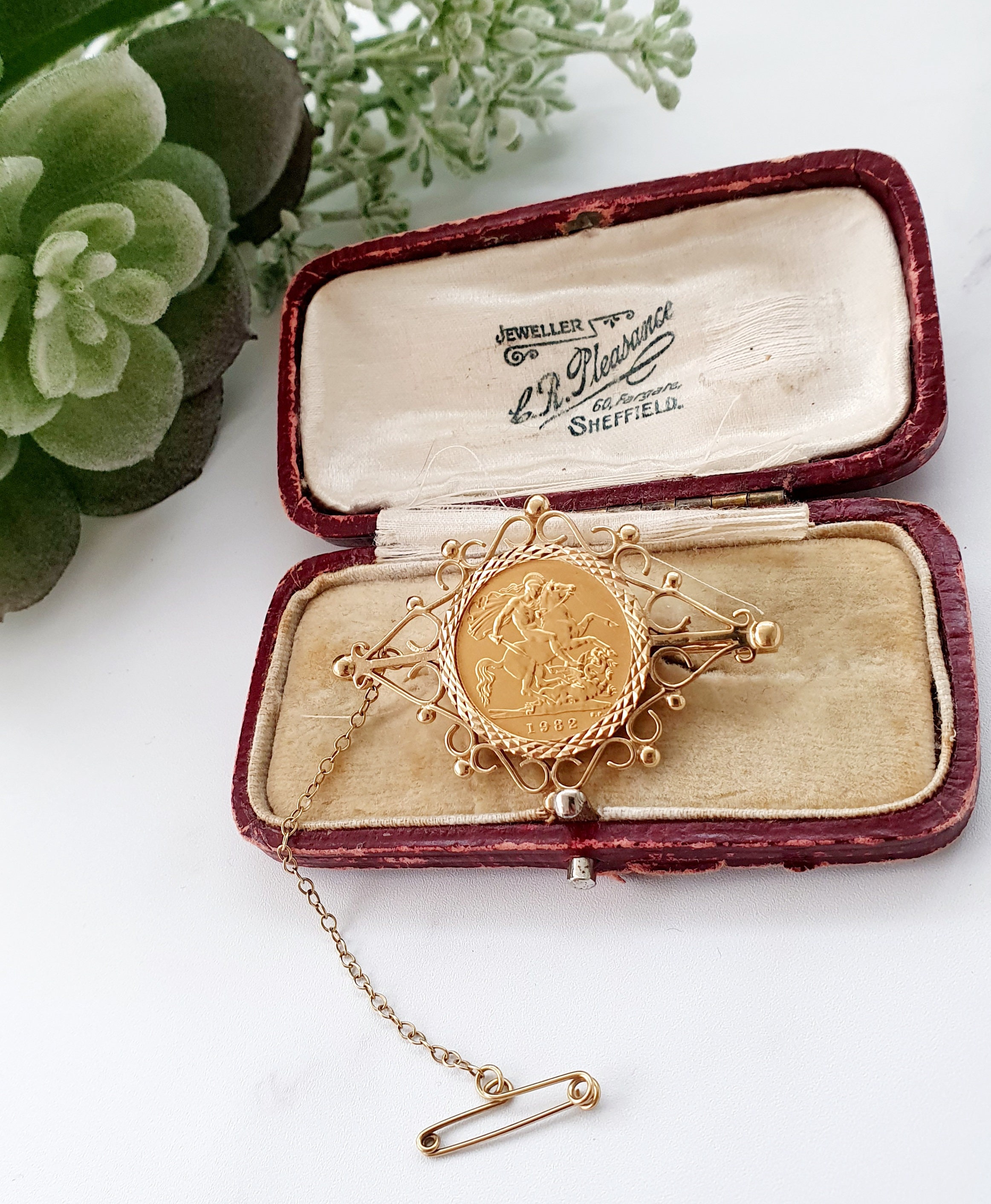 22ct Gold Half Sovereign Brooch Mount 