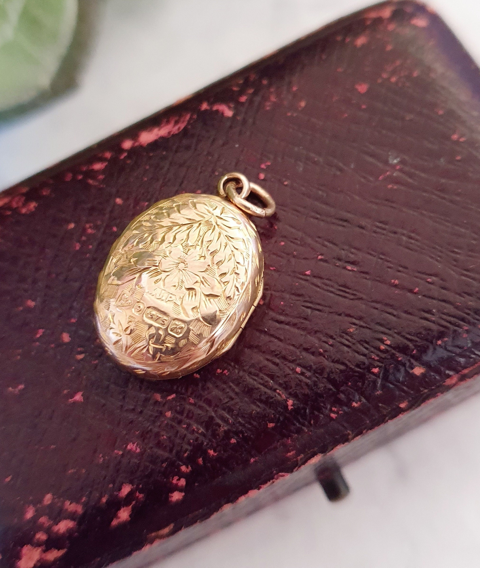 Edwardian 9ct Gold Oval Locket Pendant 